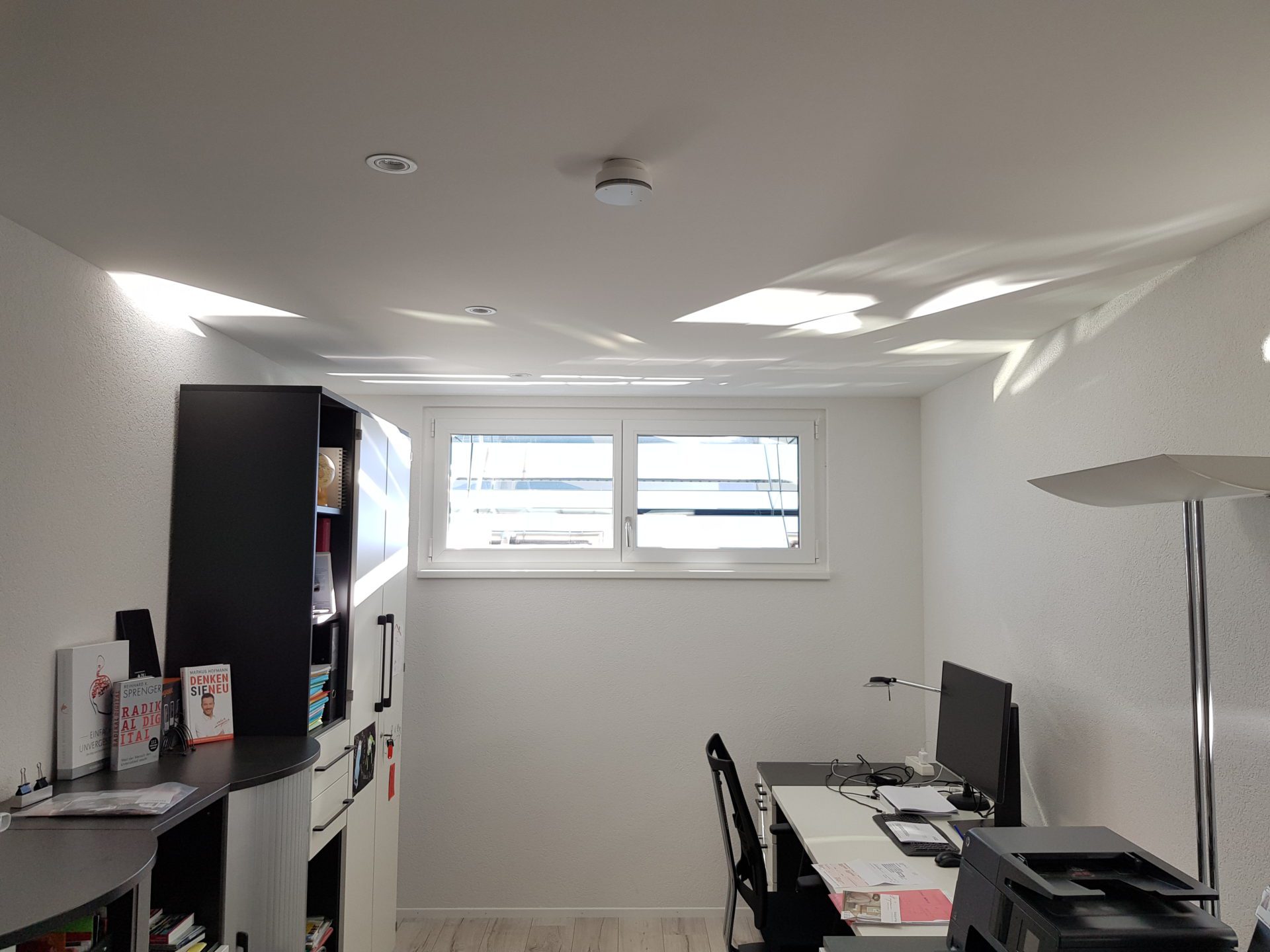 Spiegelschacht für nachträglich mehr Tageslicht im Untergeschoss - taghelles home office im Keller - Heliobus AG
