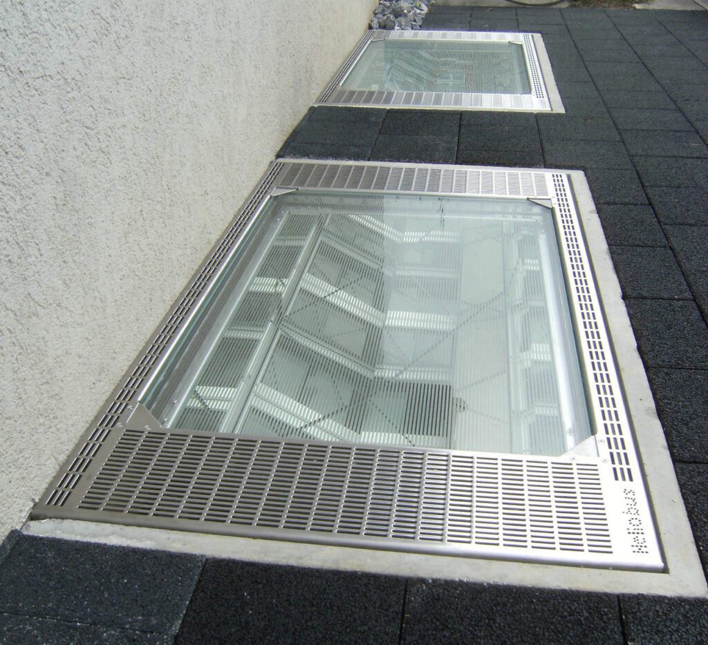 Spiegelschacht für Tageslicht im Untergeschoss - Schachtabdeckung aussen Rutschhemmung - Heliobus AG