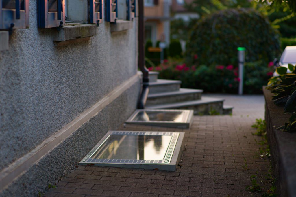 Spiegelschacht für nachträglich mehr Tageslicht im Keller - Lichtschachtabdeckung - Heliobus AG