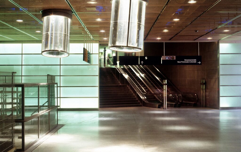 lumière naturelle l'intérieur de la gare de la Potsdamer Platz - light pipe Heliobus AG - gare souterraine avec lumière du jour