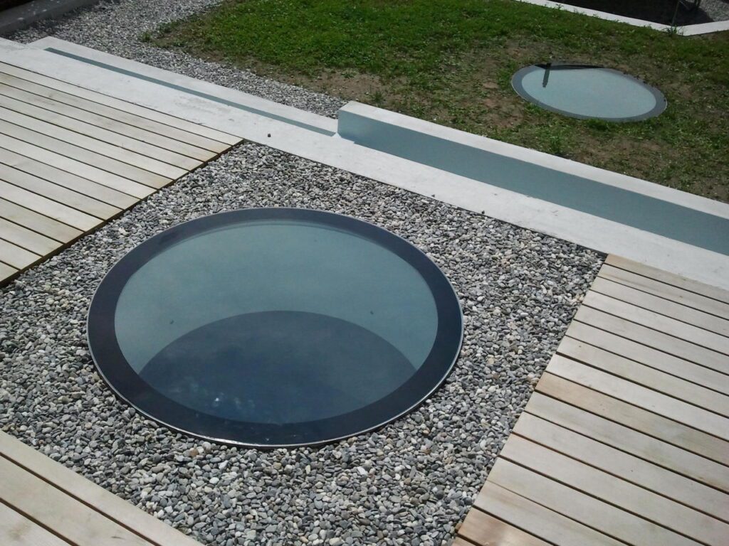 Begehbare runde Oberlichter für mehr Tageslicht im Untergeschoss - Glassfloor circle von Heliobus