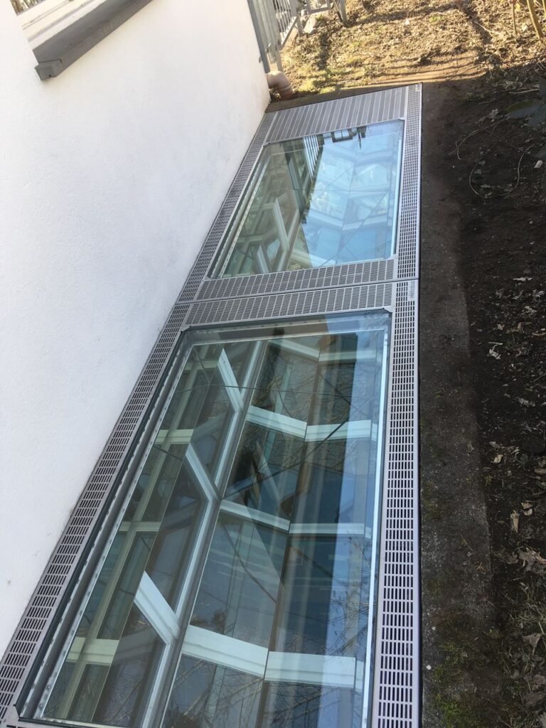Spiegelschacht für mehr Tageslicht im Untergeschoss - Aussenansicht - Heliobus AG