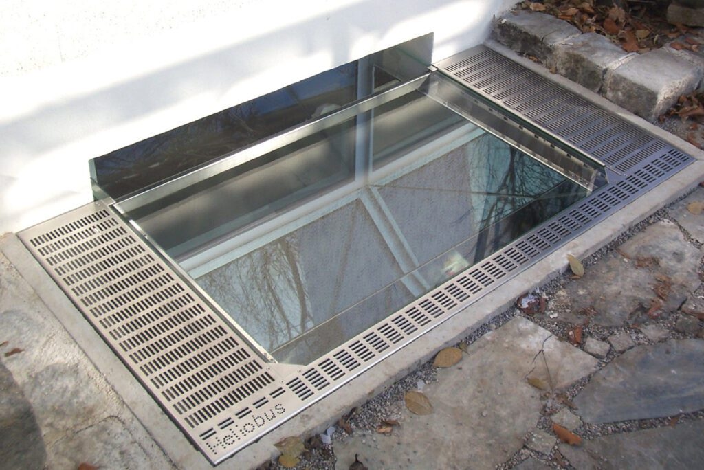 Spiegelschacht für mehr Tageslicht im Untergeschoss - Halbhohe Abdeckung - Heliobus AG