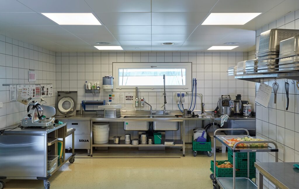 Spiegelschacht für nachträglich mehr Tageslicht im Untergeschoss - Hotelküche im Keller mit Tageslicht - Oberwaid - Heliobus AG