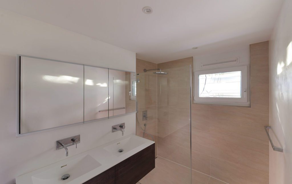 Spiegelschacht für nachträglich mehr Tageslicht im Untergeschoss - Taghelles Badezimmer im Keller - Heliobus AG - Tageslichtlösungen