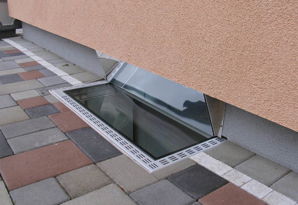 Spiegelschacht für mehr Tageslicht im Keller - Fassadenspiegel - Heliobus AG