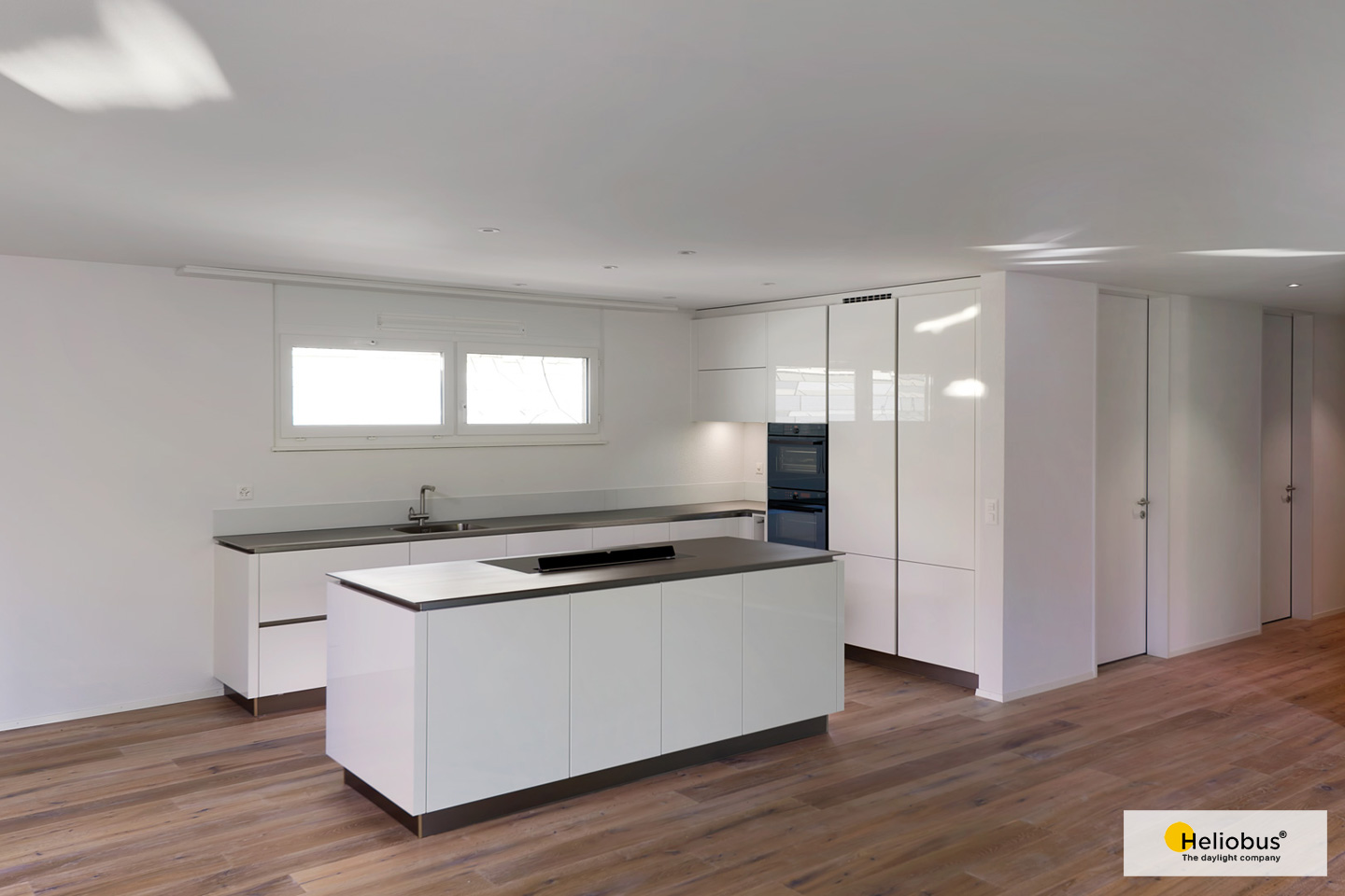 Innenaufnahme einer Küche die mit mehr Licht versorgt wird dank Heliobus Licht Spiegelschacht System