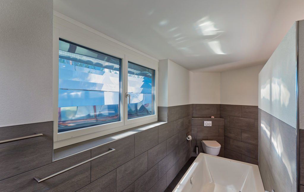 Spiegelschacht für nachträglich mehr Tageslicht in unterirdischen Räumen - Badezimmer im Keller mit Tageslicht - Heliobus AG - Tageslichtlösungen