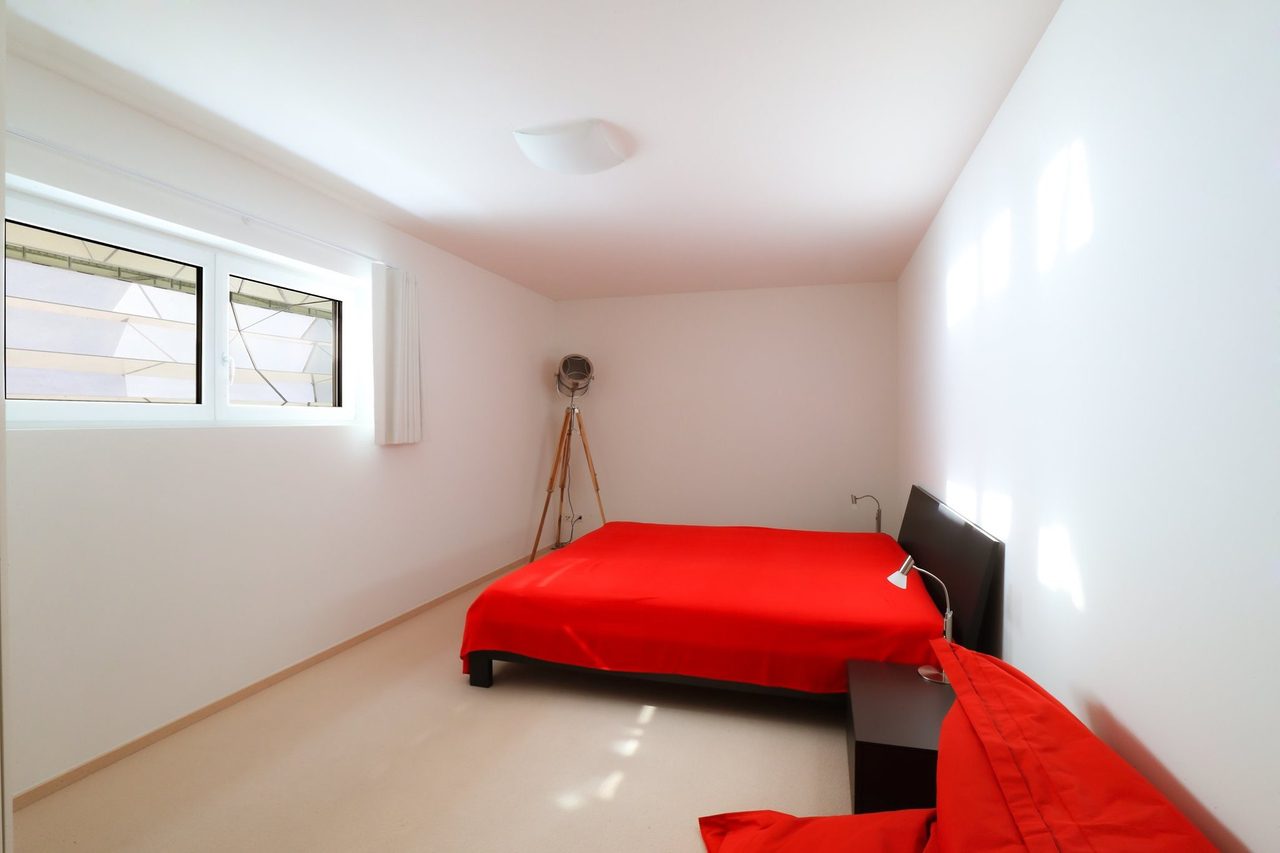 Spiegelschacht für nachträglich mehr Tageslicht im Untergeschoss - Schlafzimmer im Keller mit Tageslicht - Tageslichtlösungen - Heliobus AG