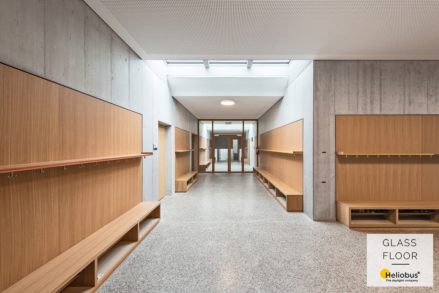 Innenansicht eines Untergeschosses einer Schule mit begehbaren Oberlichtern von Glassfloor by Heliobus