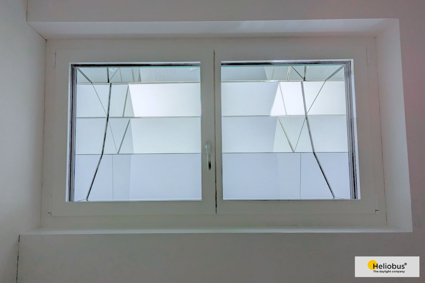 Fenster im Untergeschoss mit Spiegelgeometrie für Tageslicht und Ausblick
